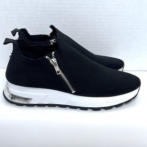 STEVE MADDEN OMAH size 7.5 black shoes.